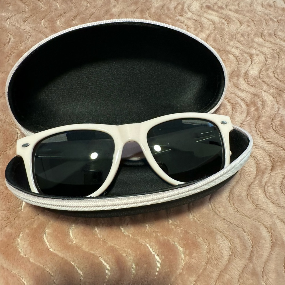 Taylor Swift 1968 rayban style